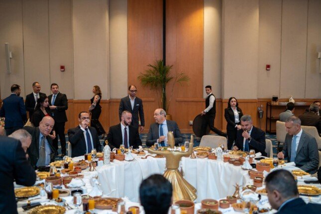 وزير الطيران وقيادات الوزارة ورئيس الرابطة