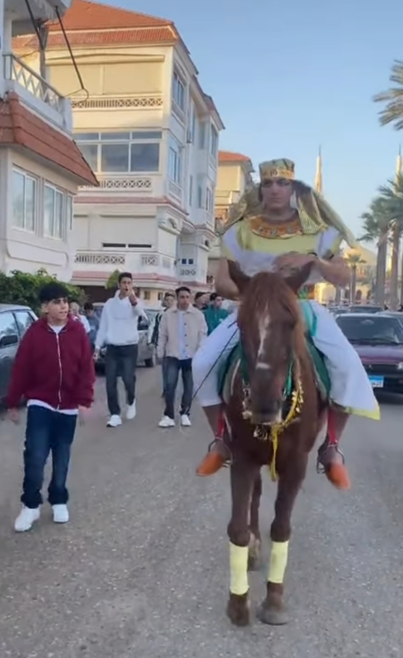 غنيم يتحول بالحصان والزي الفرعوني