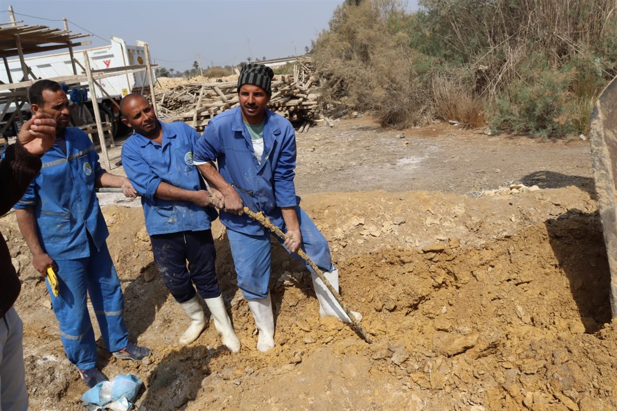 على مسافة 3 كيلو ..مياه الفيوم تضبط وصلات خلسة بطريق أسيوط الغربي  