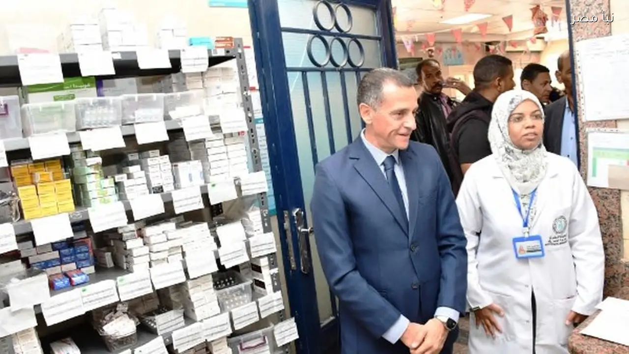 محافظ أسوان يزور وحدة طب أسرة الجوزيرة لمتابعة سير العمل وتقديم الدعم اللازم