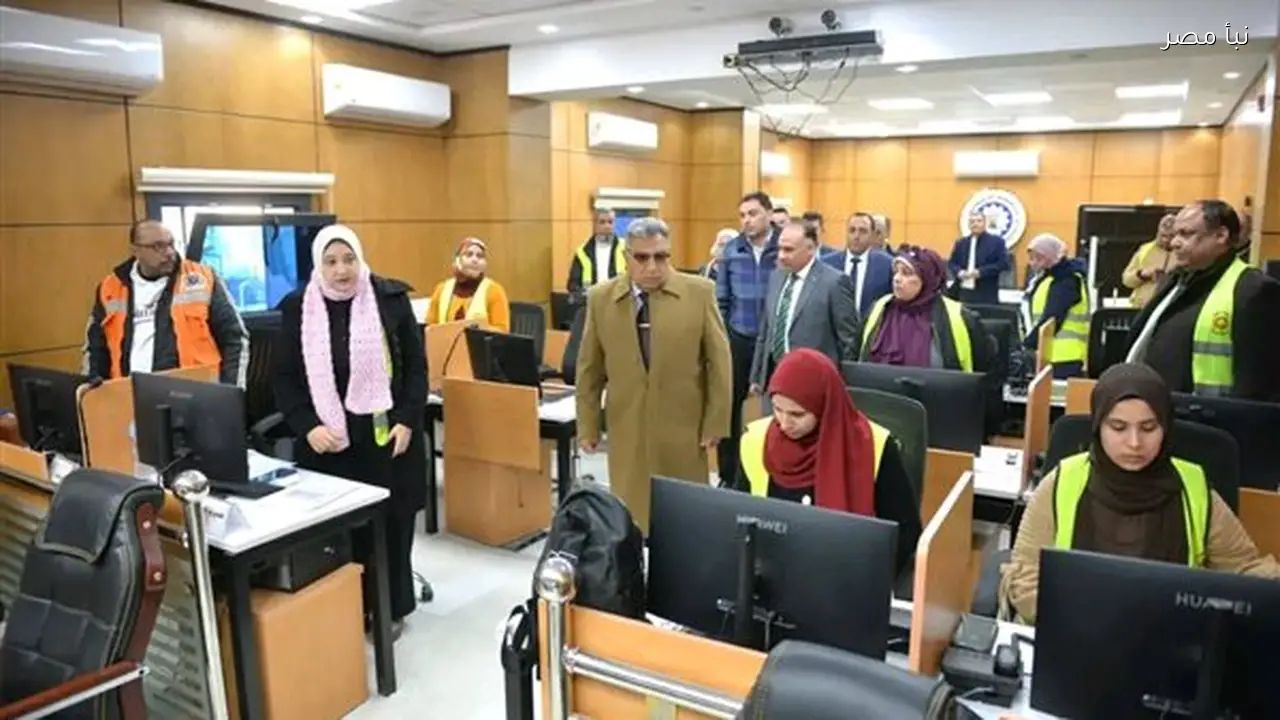 محافظ الدقهلية يواصل متابعة جهود كسح الأمطار وضبط الأسواق من مركز السيطرة