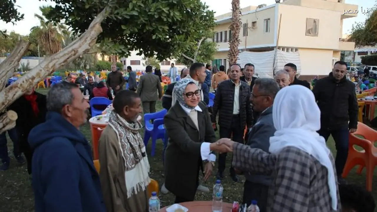 محافظ الوادي الجديد يشارك عمال الخدمات المعاونة إفطار رمضان ويعزز روح التعاون