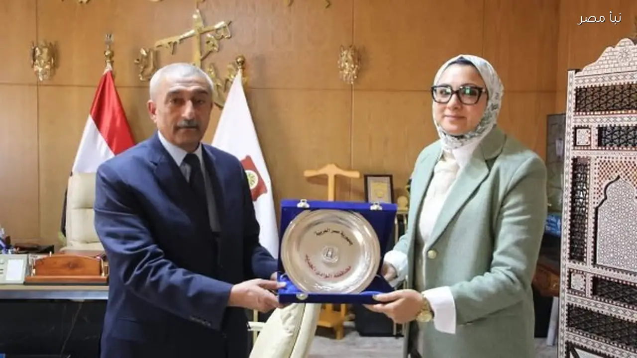 محافظ الوادي الجديد يكرم وكيل وزارة التربية والتعليم السابق تقديراً لجهوده في العمل