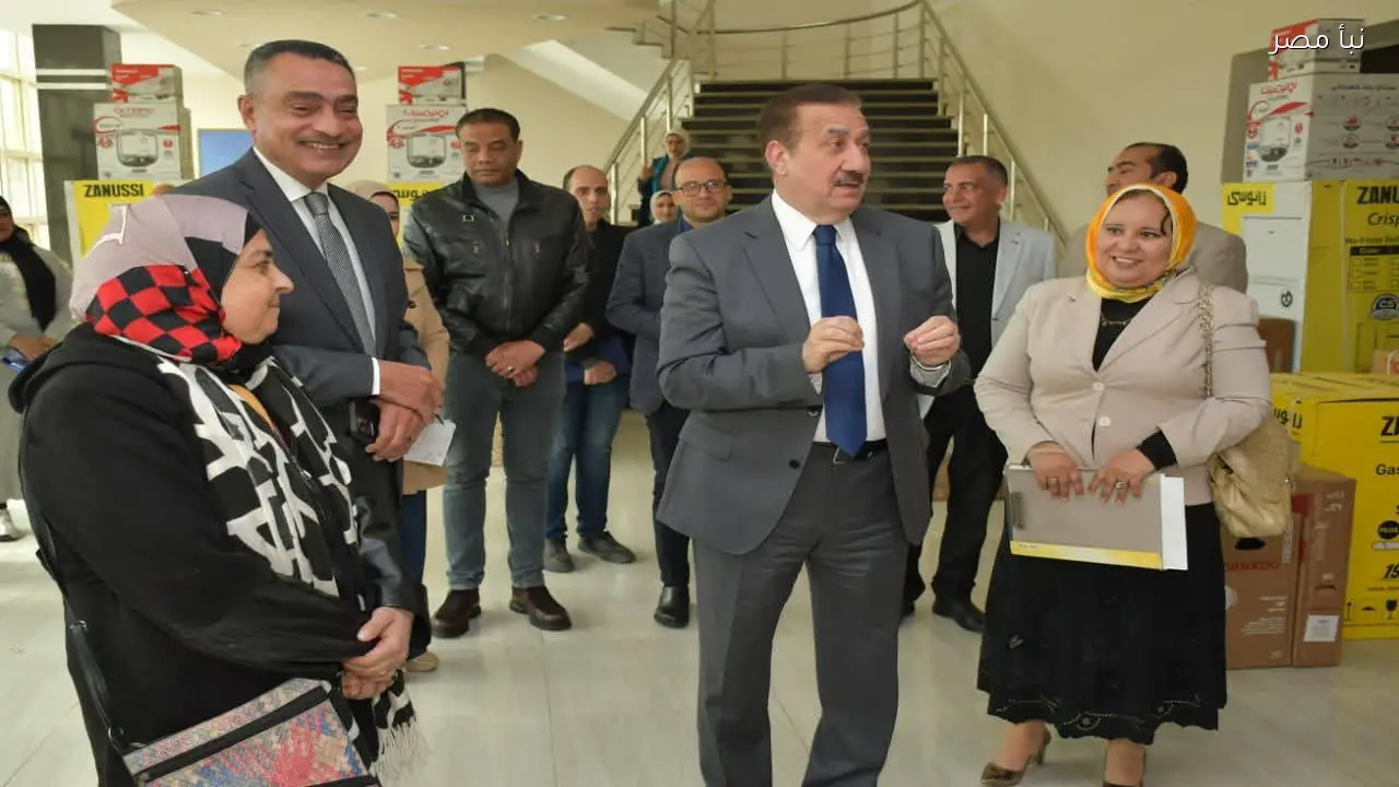 محافظ بورسعيد يسلم أجهزة كهربائية لعشر عرائس ويؤكد دعم الأسر الأولى بالرعاية
