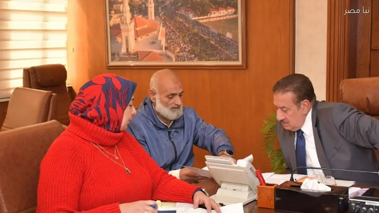 محافظ بورسعيد يوزع مساعدات مالية وعينية على عدد من الحالات الإنسانية في المحافظة