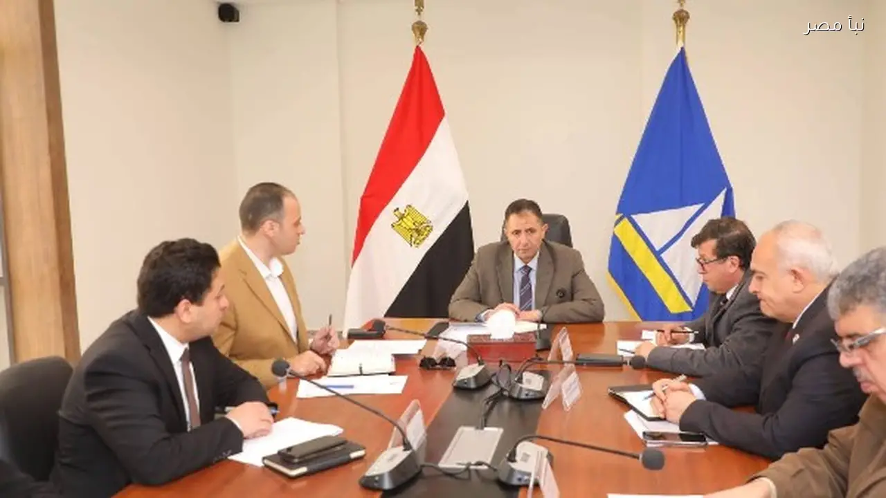 محافظ دمياط يتناول إجراءات تقنين أراضي الدولة في اجتماع موسع