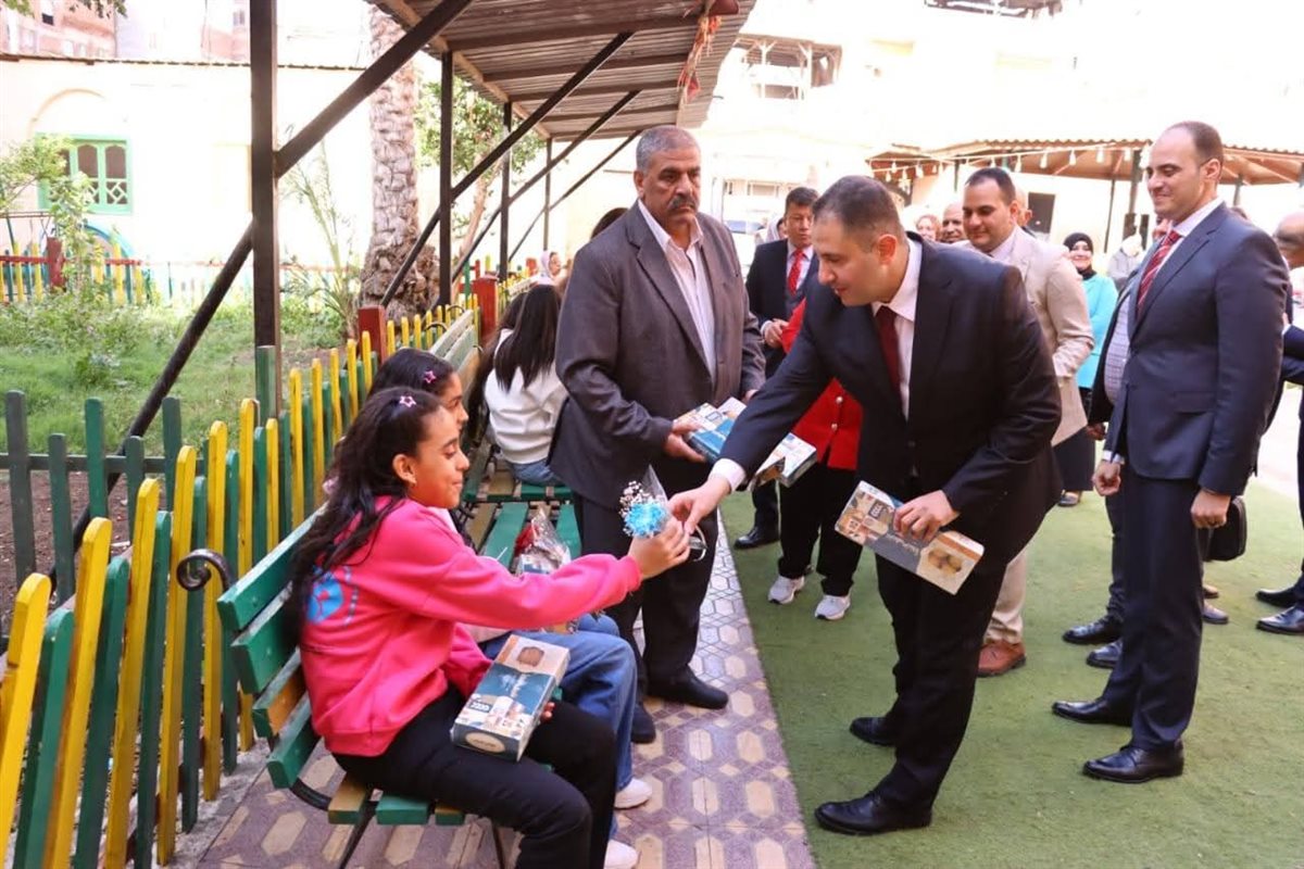 محافظ دمياط يقدم الهدايا للأطفال بمؤسسة البنات 