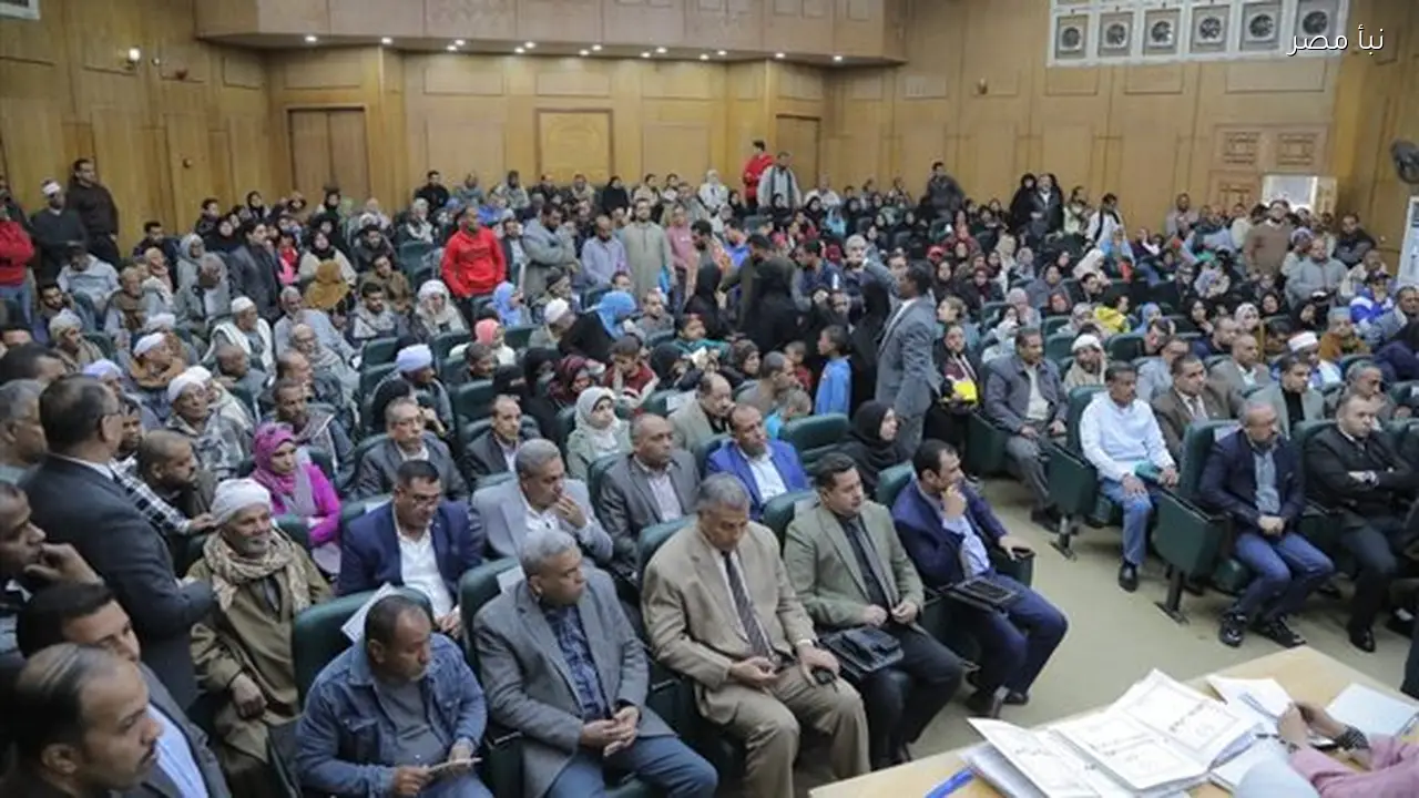 محافظ قنا يجري لقاءً مع المواطنين ويقدم الترجمة بلغة الإشارة لأول مرة