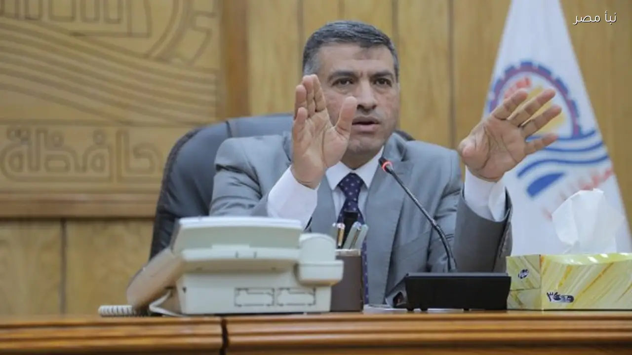 محافظ قنا يستعرض 235 طلبا للمواطنين خلال أول لقاء مترجم بالإشارة