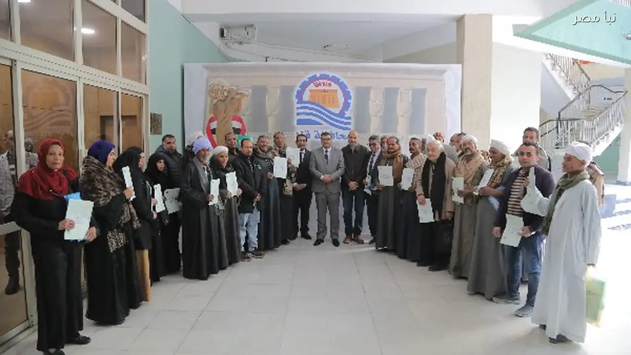 محافظ قنا يوزع 38 عقداً لتقنين أراضي أملاك الدولة على واضعي اليد