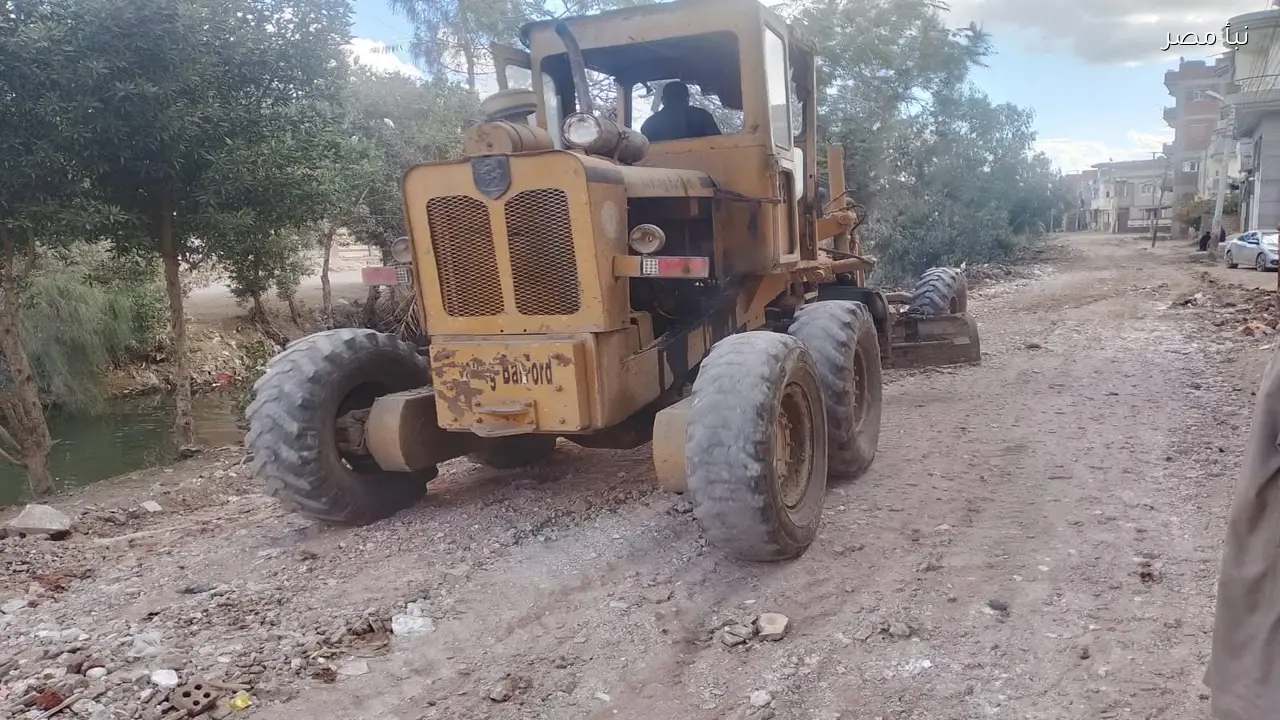 محافظ كفر الشيخ يتابع أعمال رفع كفاءة الطرق بعزبة دار السلام بسيدي سالم