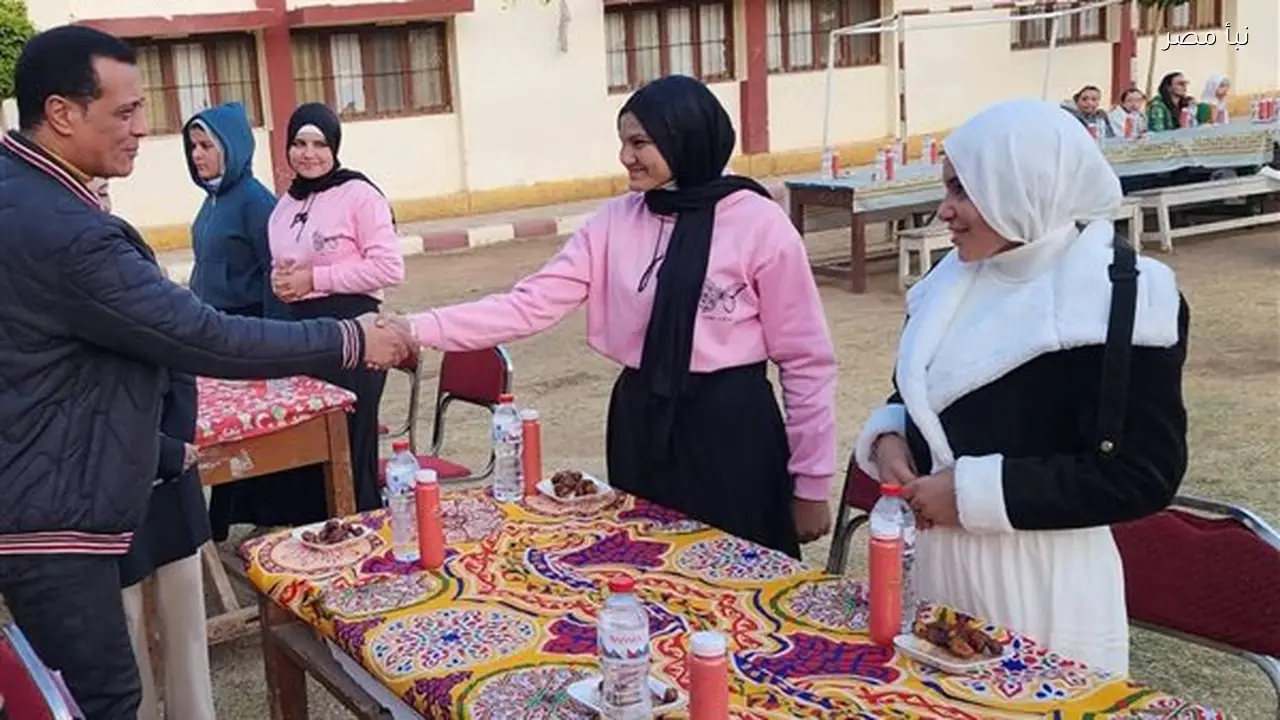 مدير تعليم سوهاج يشارك طالبات مدرسة الأمل للصم إفطار رمضان في جو من الألفة