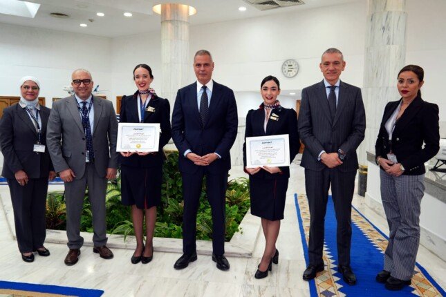 تكريم إنساني مميز من مصر للطيران لمضيفتين جويتين تقديرًا لموقفهما الإنساني