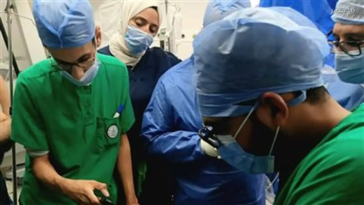 نجاح أول جراحة لزرع جهاز تحفيز عميق للمخ في مجمع الإسماعيلية الطبي بإقليم القناة