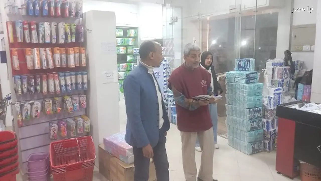 وحدة تراخيص المحال العامة تنفذ حملة تفتيشية على رخص المحلات في مدينة الأقصر