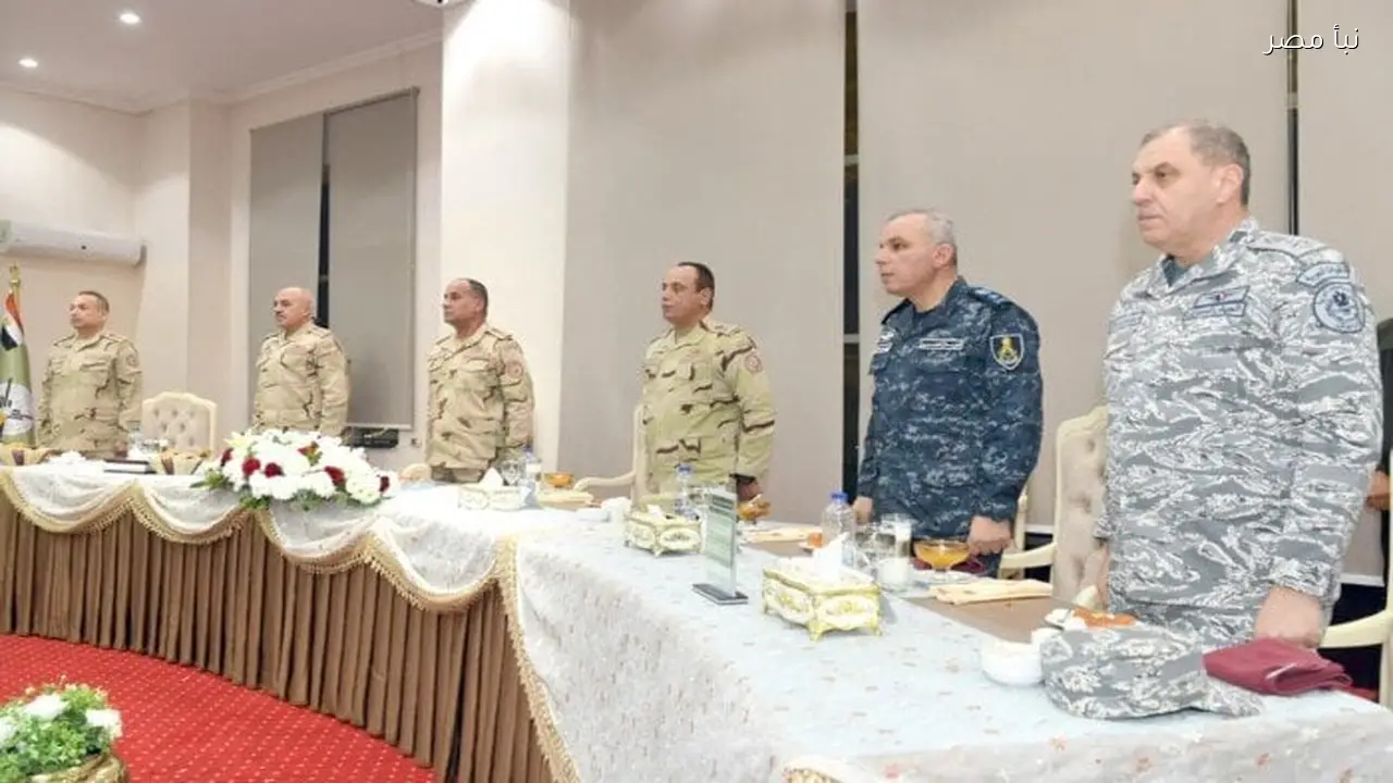 وزير الدفاع يزور المنطقة المركزية العسكرية ويتفقد جاهزيتها القتالية مع المقاتلين