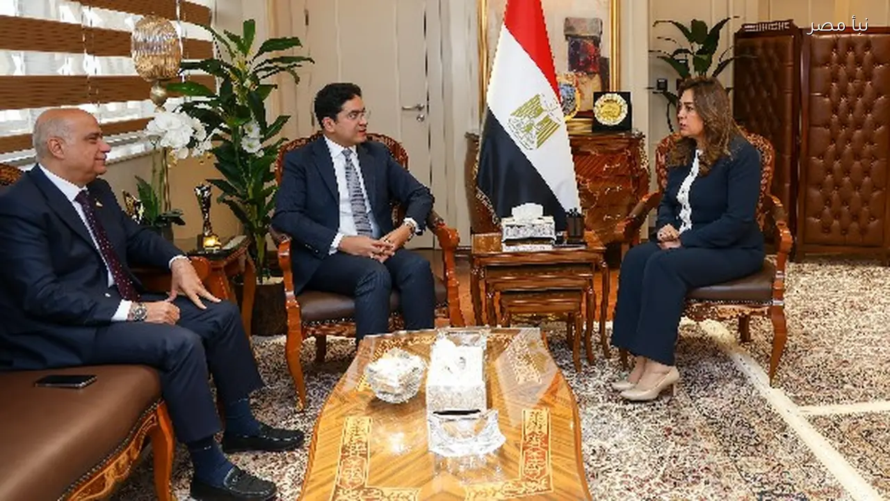 وزيرة التنمية المحلية والبيئة تبحث قضايا الإدارة المحلية مع وكيل لجنة الشئون الدستورية بمجلس النواب